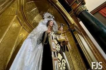 La Virgen del Carmen vuelve a presidir el altar mayor de la iglesia de San Gregorio/Francisco Javier Santana.